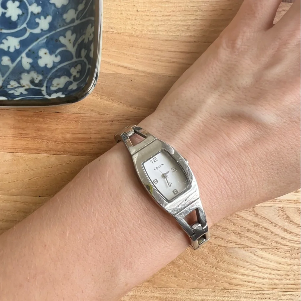 Fossil F2 ladies minimalist silver tone fashion watch NEW BATTERY